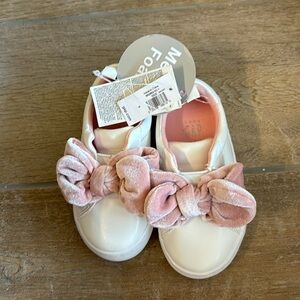 GAP toddler white slip on shoes with pink velvet bow, size 5 NWT
